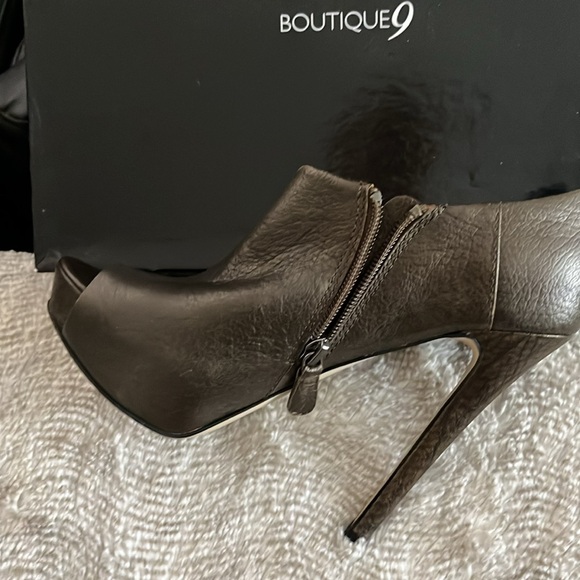 Open toe platform heeled booties - Picture 4 of 4